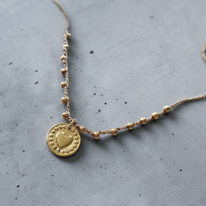 Collar tejido corazón relieve oro