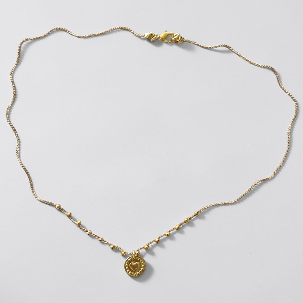 Collar tejido corazón relieve oro