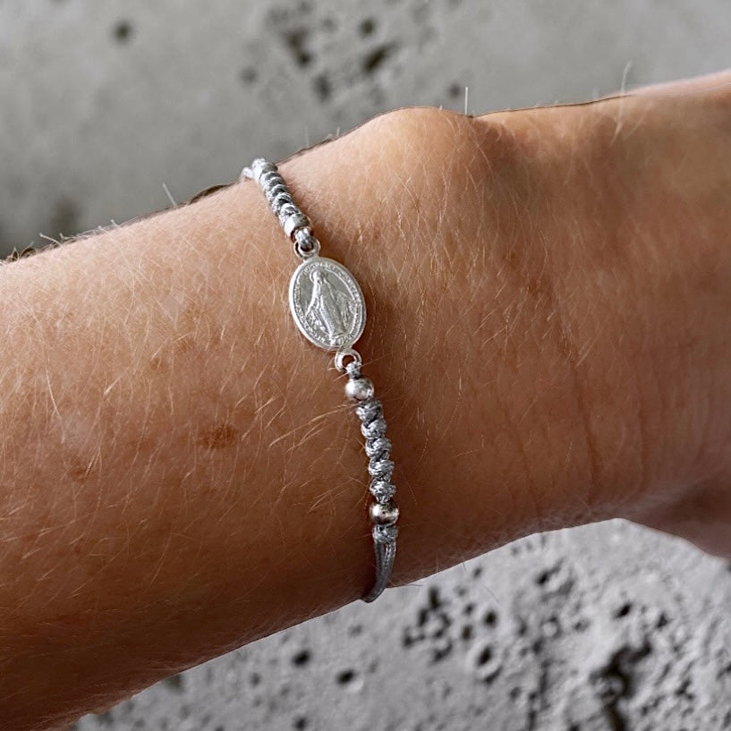 Pulsera hilo Virgen de los Rayos plata