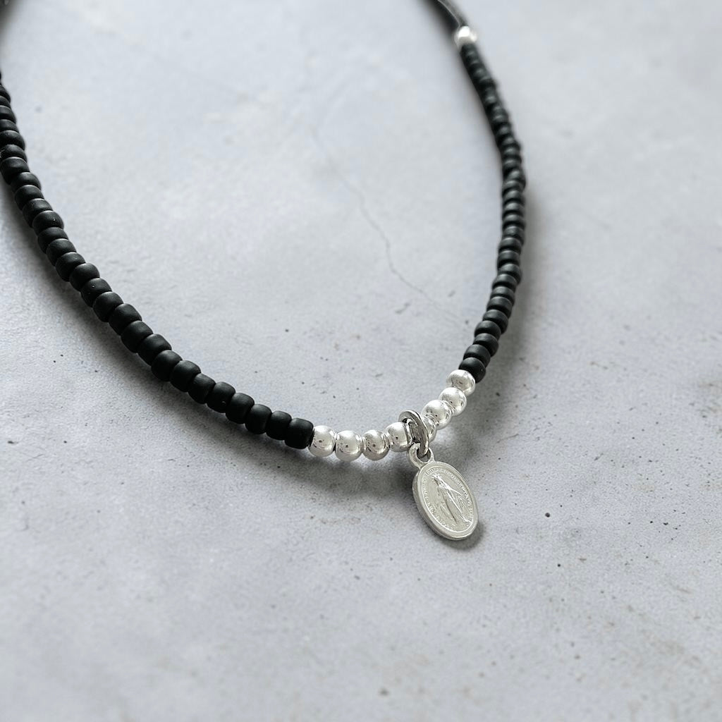 Collar tejido mostacilla mini virgen plata