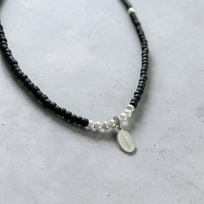 Collar tejido mostacilla mini virgen plata
