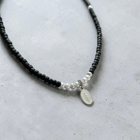Collar tejido mostacilla mini virgen plata