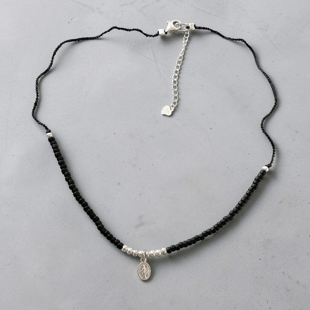 Collar tejido mostacilla mini virgen plata