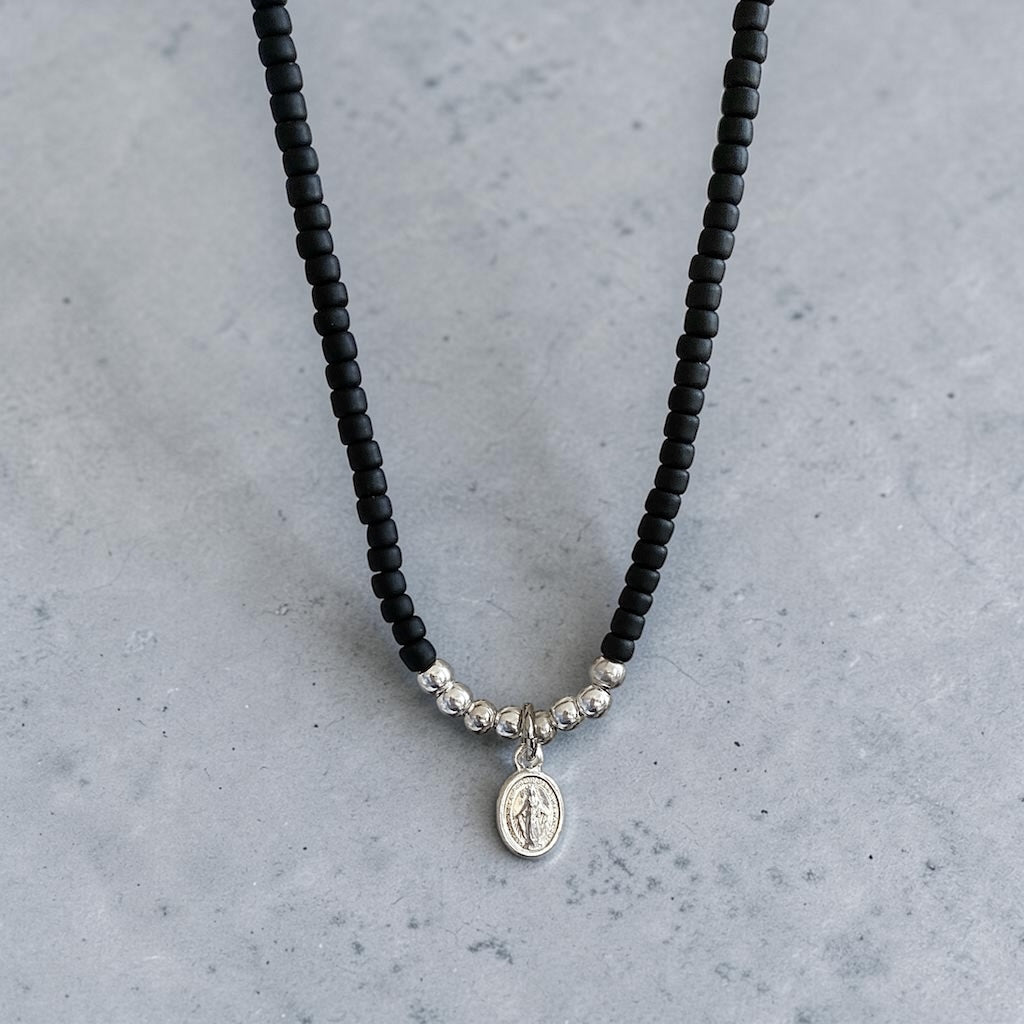 Collar tejido mostacilla mini virgen plata