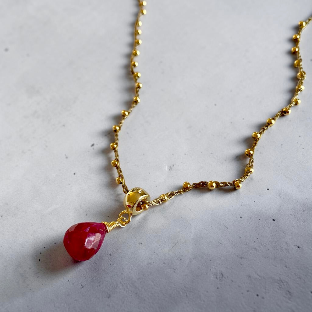 Collar tejido raíz de rubí oro