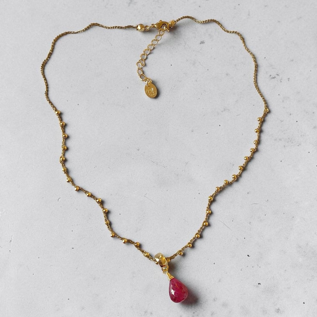 Collar tejido raíz de rubí oro