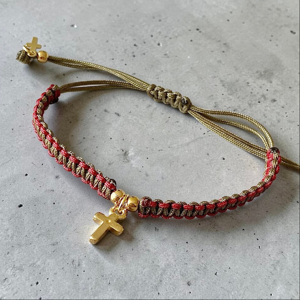 Pulsera macramé cruz oro
