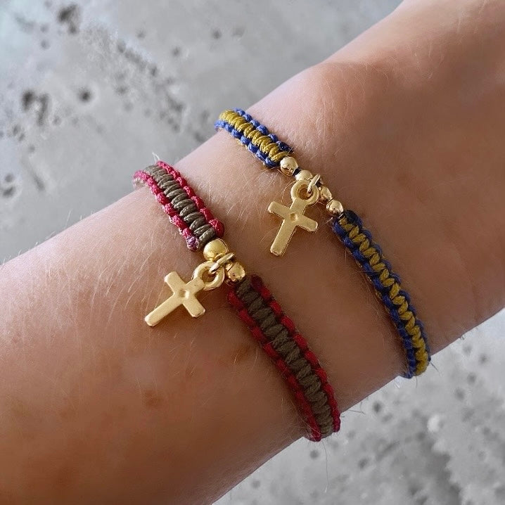 Pulsera macramé cruz oro