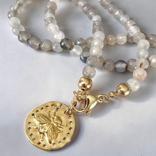 Collar piedras medalla abeja oro