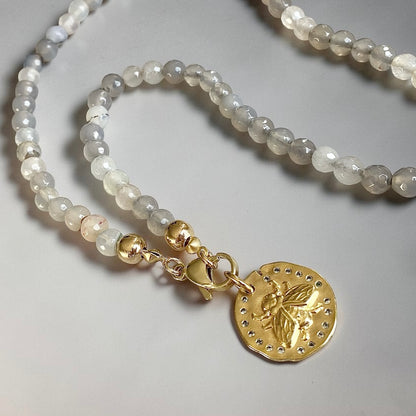 Collar piedras medalla abeja oro