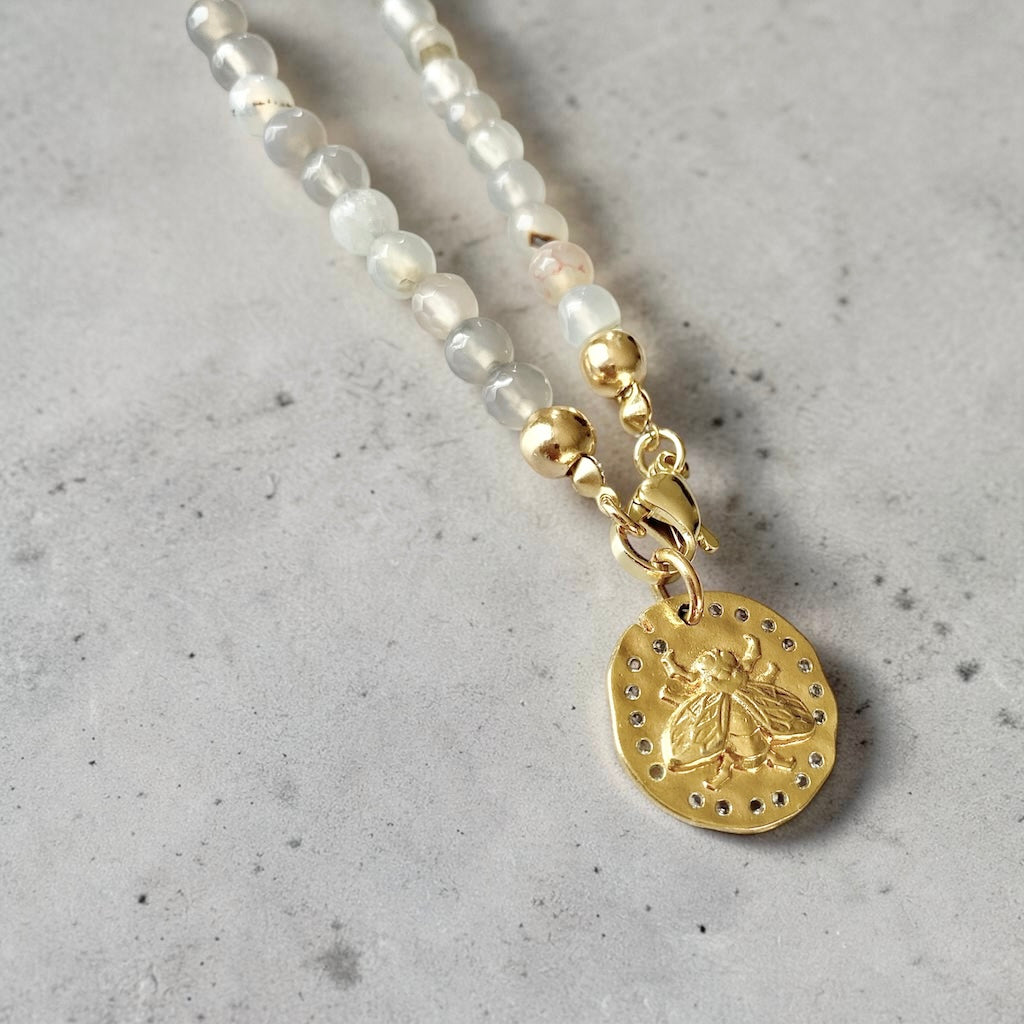 Collar piedras medalla abeja oro
