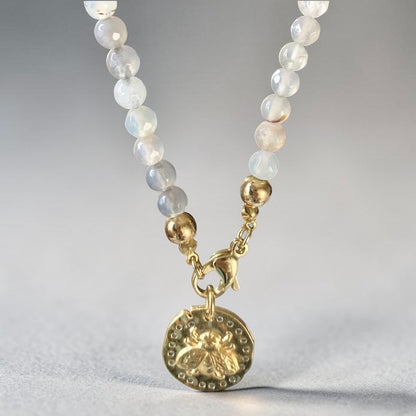 Collar piedras medalla abeja oro