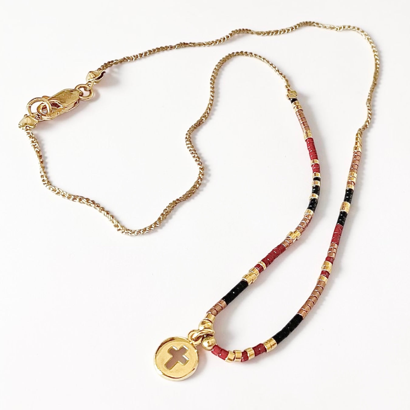 Collar tejido mini cruz calada oro