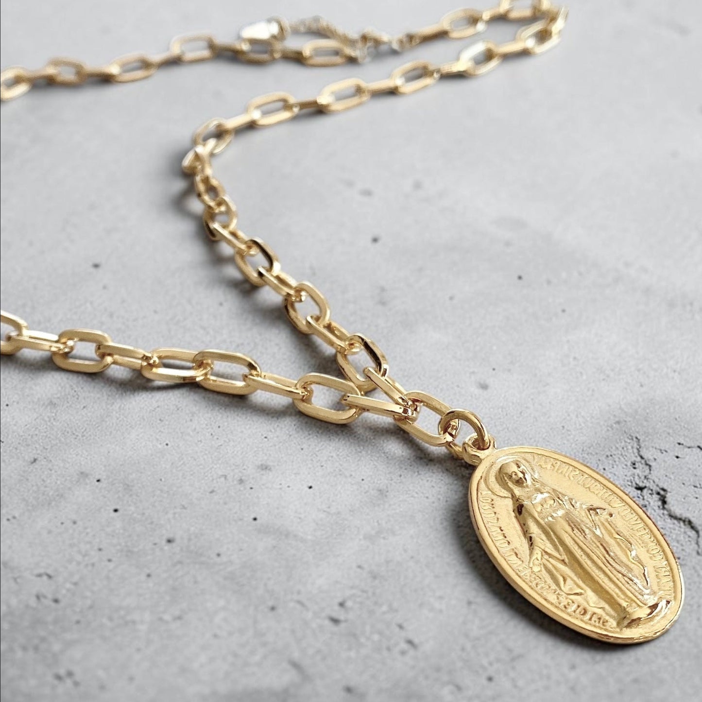 Collar eslabones medallón virgen oro
