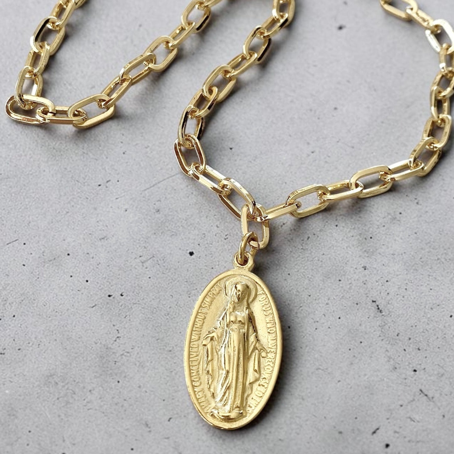 Collar eslabones medallón virgen oro