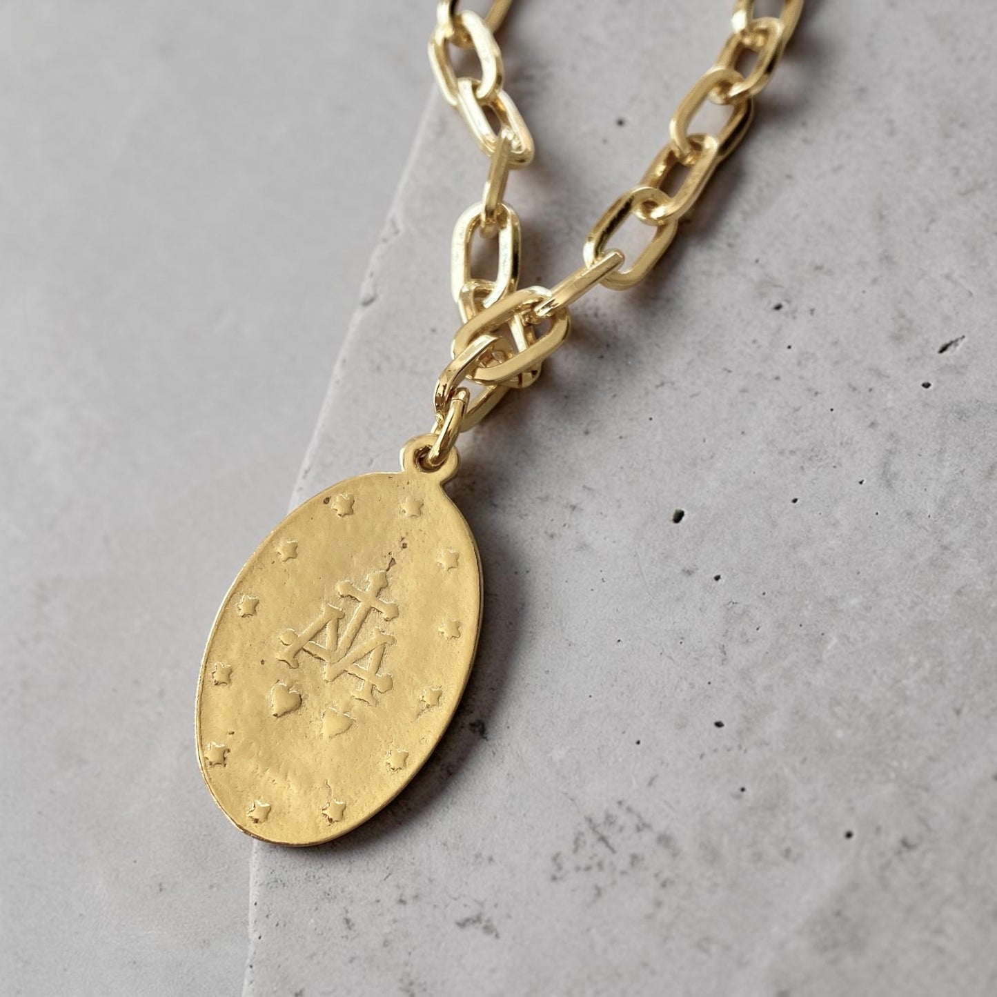 Collar eslabones medallón virgen oro