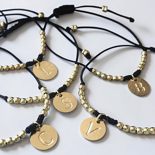 Pulsera hilo letra oro