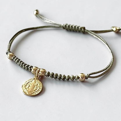 Pulsera hilo gris medalla san benito oro