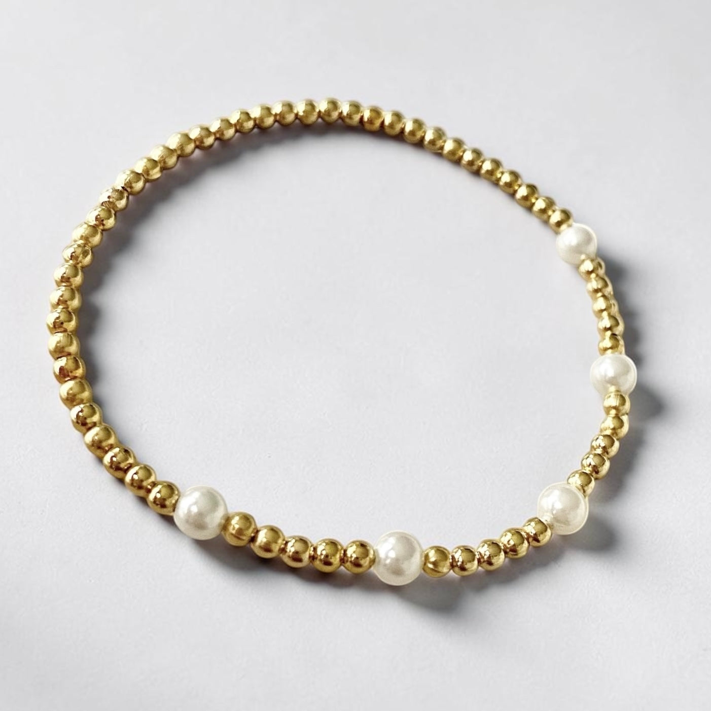 Pulsera cinco perlas oro