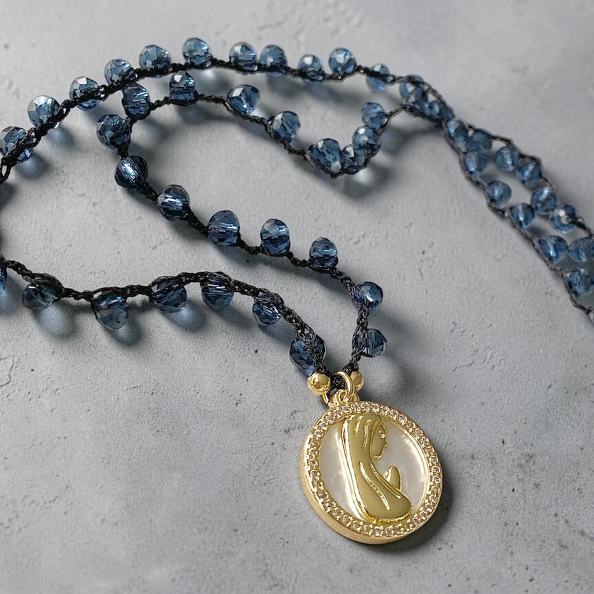 Collar tejido cristales azules virgen  oro