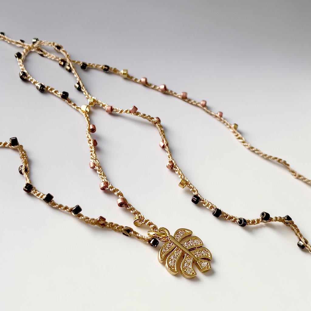 Collar tejido hojita oro