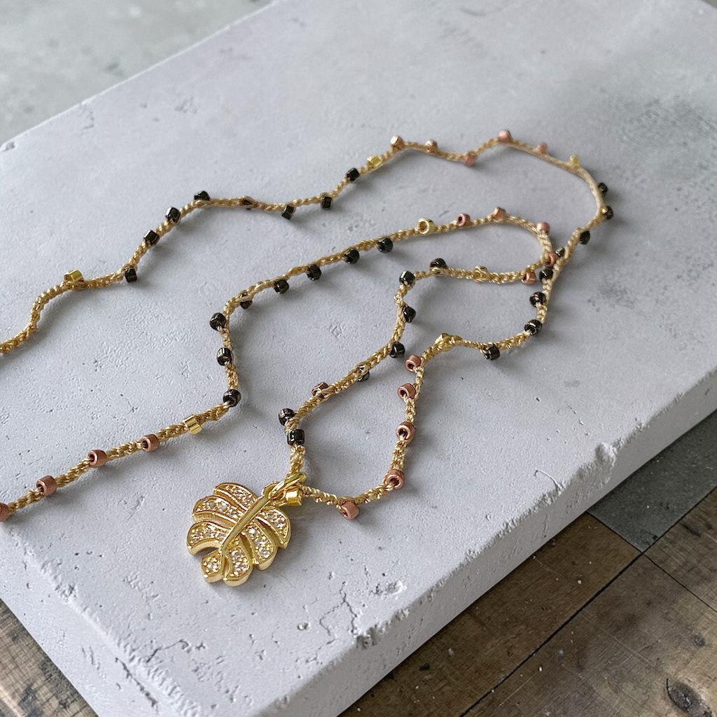 Collar tejido hojita oro