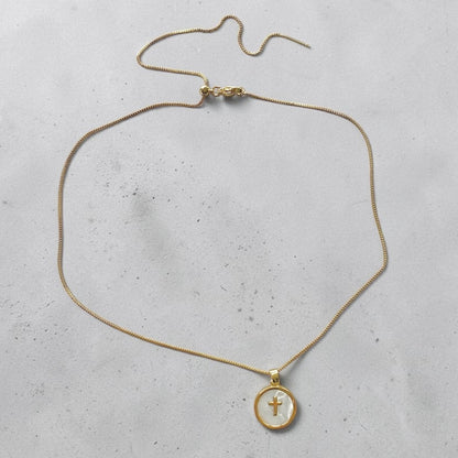 Collar cruz nácar oro