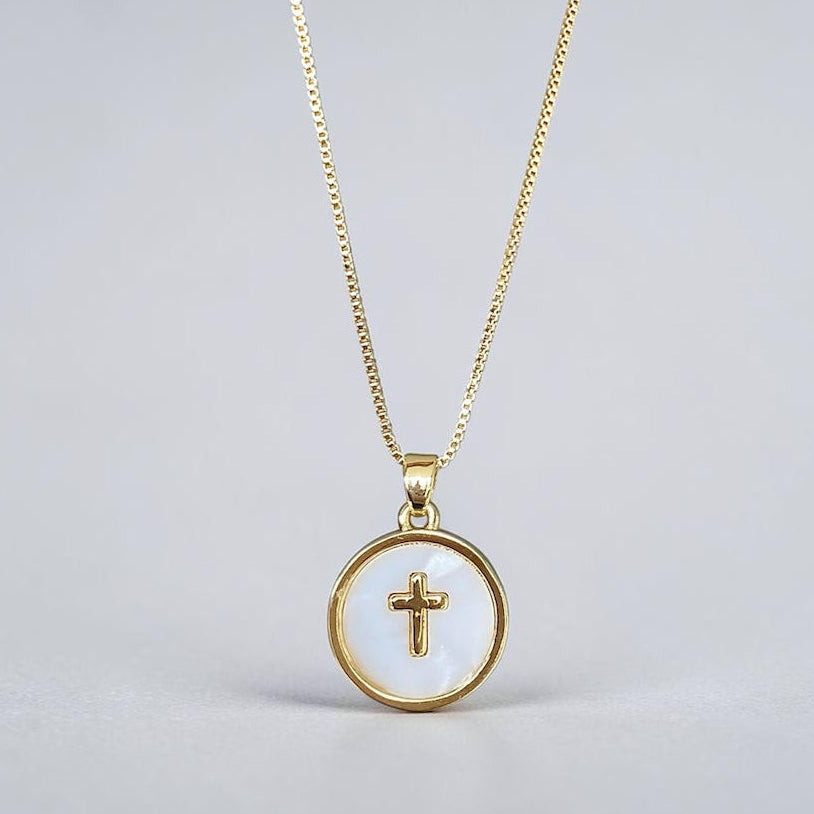 Collar cruz nácar oro