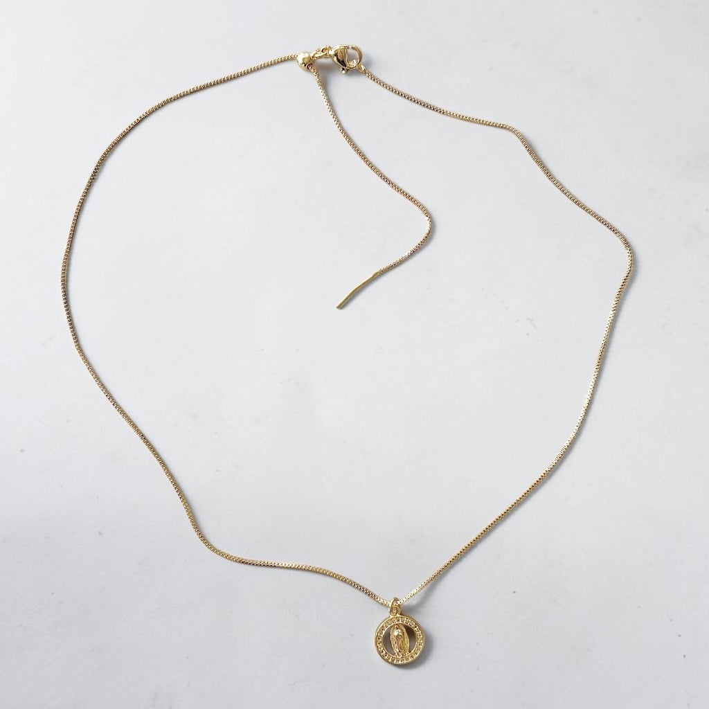Collar virgen de Guadalupe circones oro