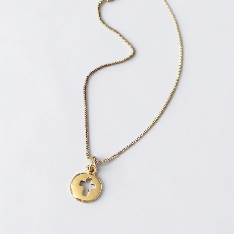Collar mini medalla cruz calada oro