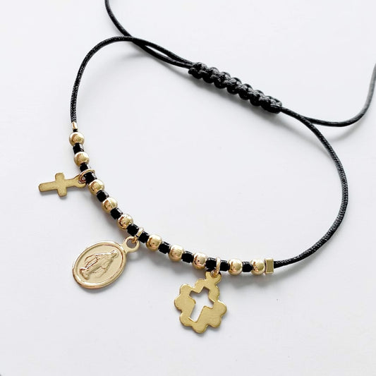 Pulsera hilo negro tres medallas oro