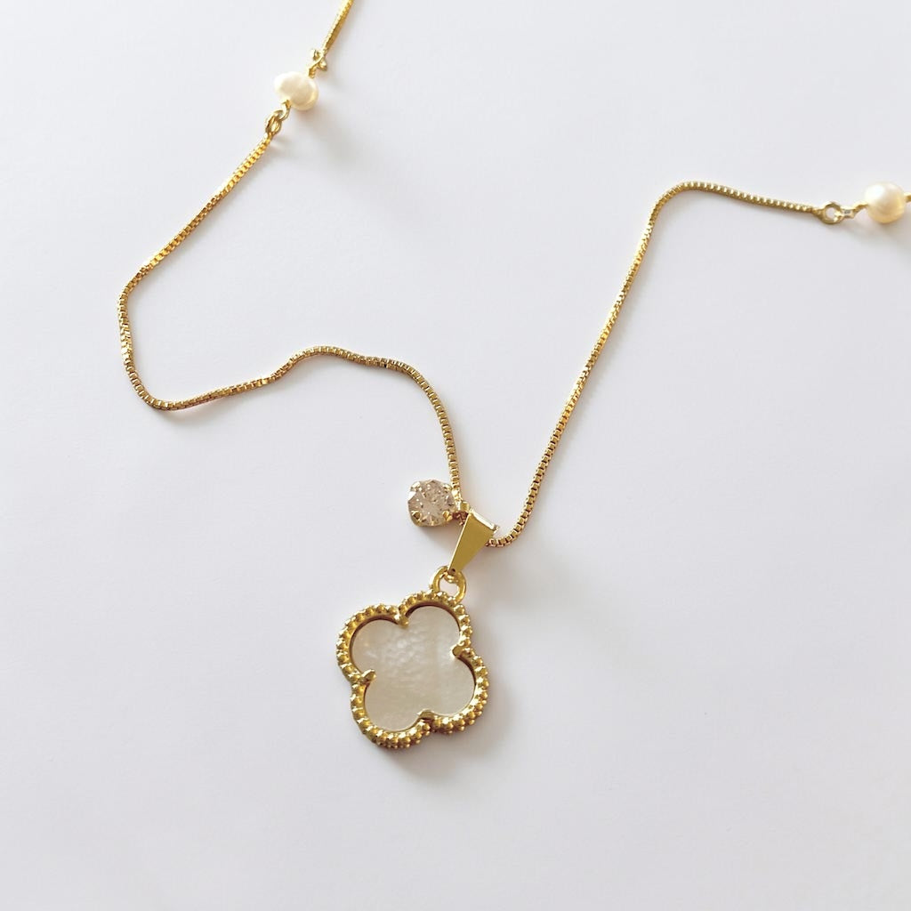 Collar trébol punto de luz oro