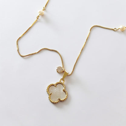 Collar trébol punto de luz oro