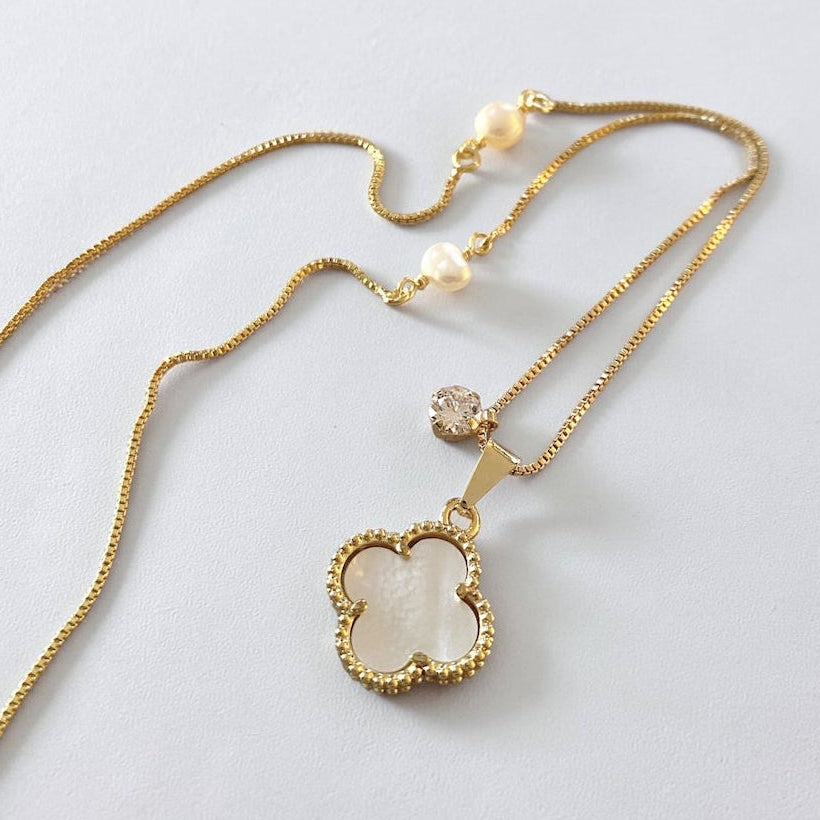 Collar trébol punto de luz oro