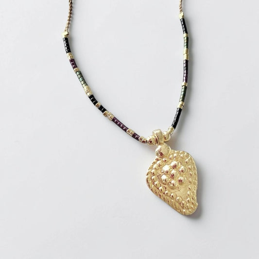 Collar tejido corazón relieve oro