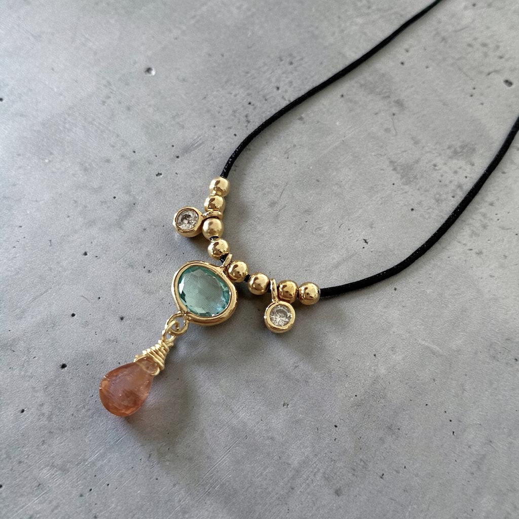 Collar hilo mini piedras oro
