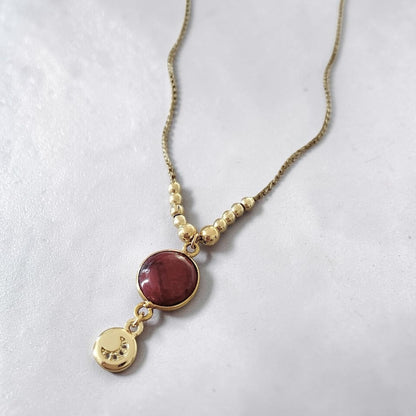 Collar tejido raíz de rubí luna oro