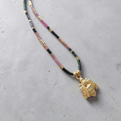 Collar tejido abeja reina oro
