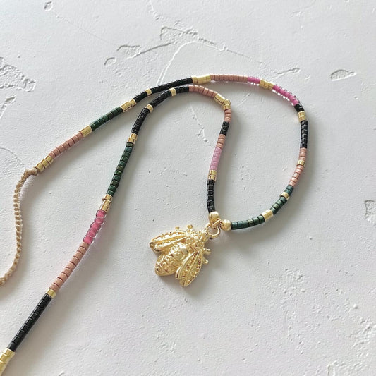 Collar tejido abeja reina oro