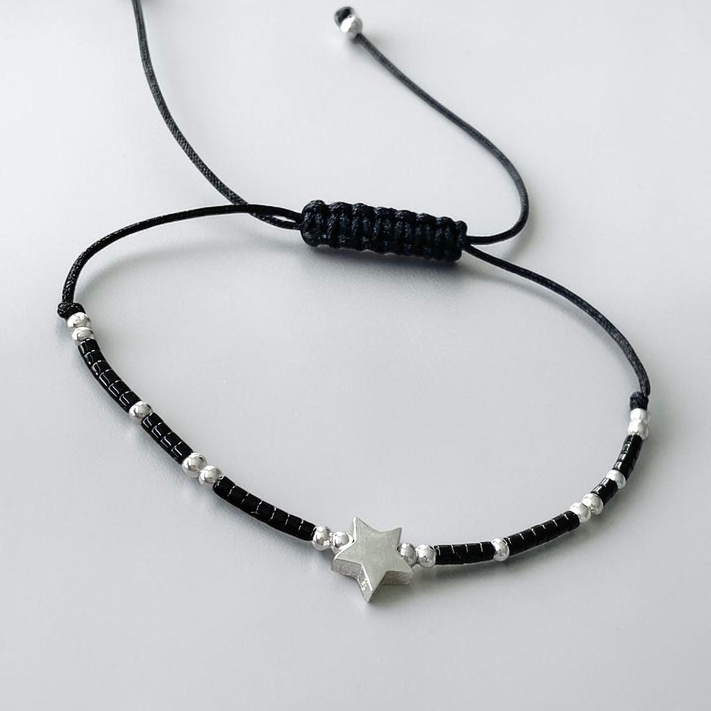 Pulsera hilo mijuki bolitas estrellita plata