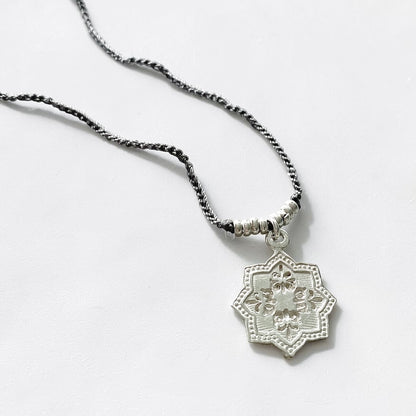 Collar tejido mandala plata