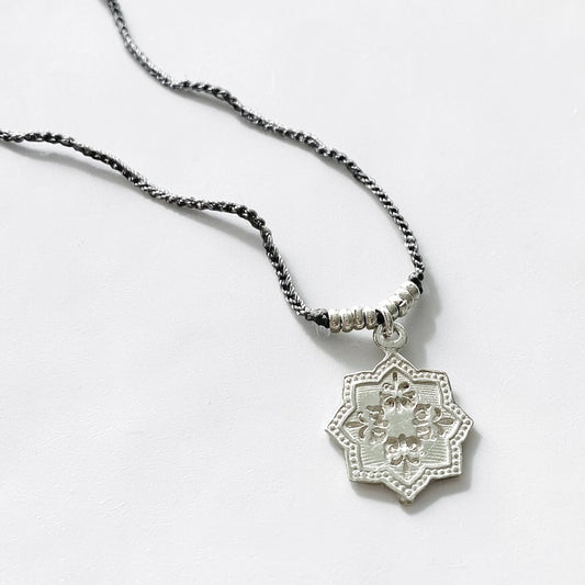 Collar tejido mandala plata