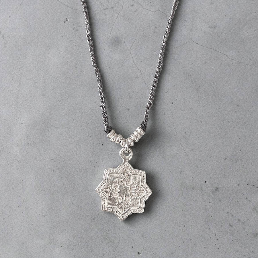Collar tejido mandala plata