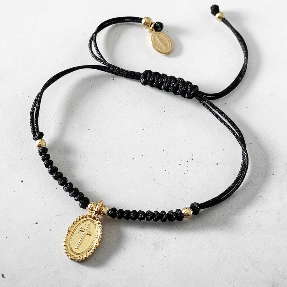 Pulsera hilo medalla cruz oro