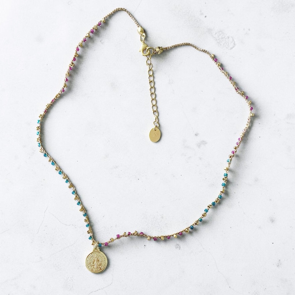 Collar tejido medalla San Benito oro