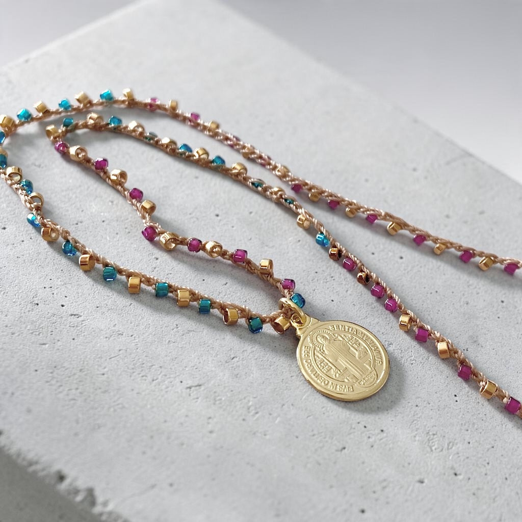 Collar tejido medalla San Benito oro