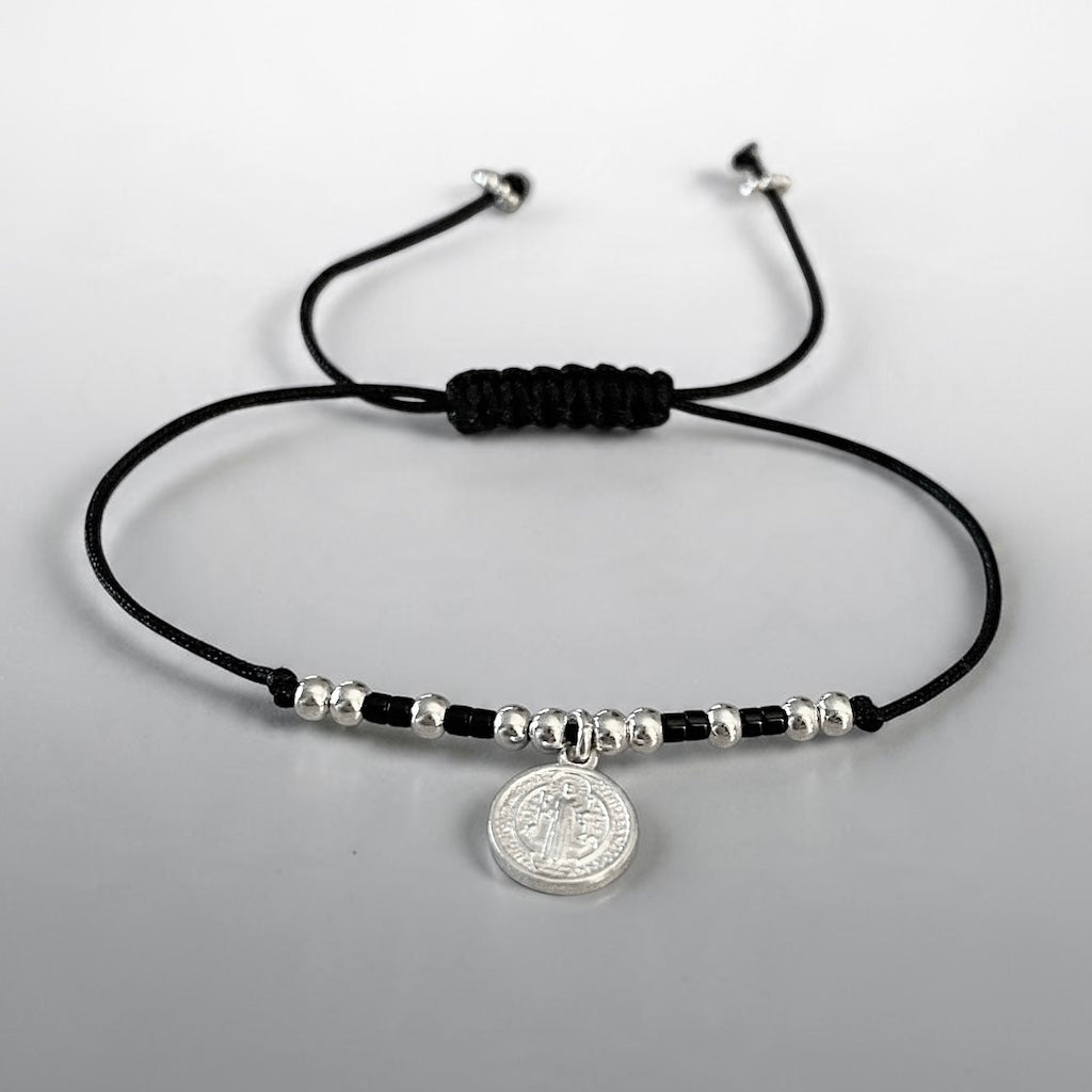 Pulsera hilo negro San Benito plata
