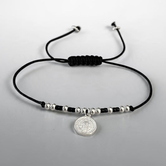 Pulsera hilo negro San Benito plata