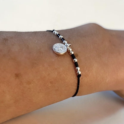 Pulsera hilo negro San Benito plata
