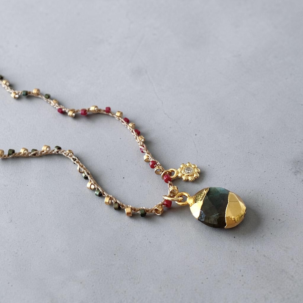 Collar tejido labradorita punto de luz oro